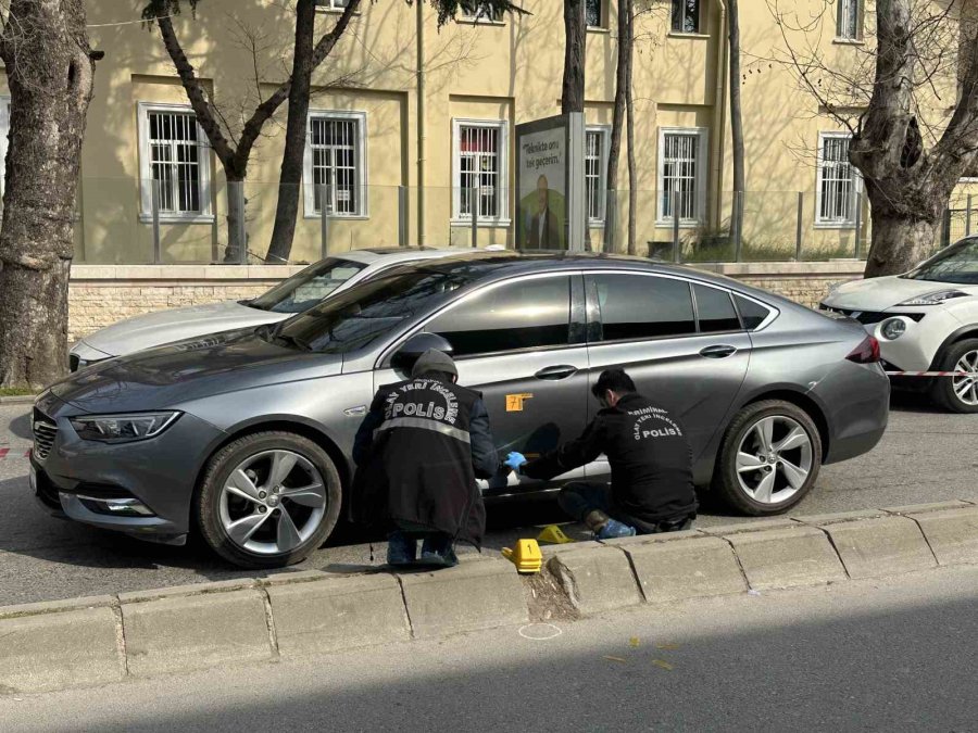 Üsküdar’da Motorlu 2 Kişi Güpegündüz Araç Kurşunladı