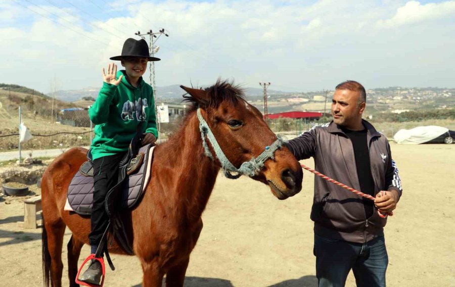 Afetzede Çocuklar Atlarla Depremi Unutmaya Çalışıyor