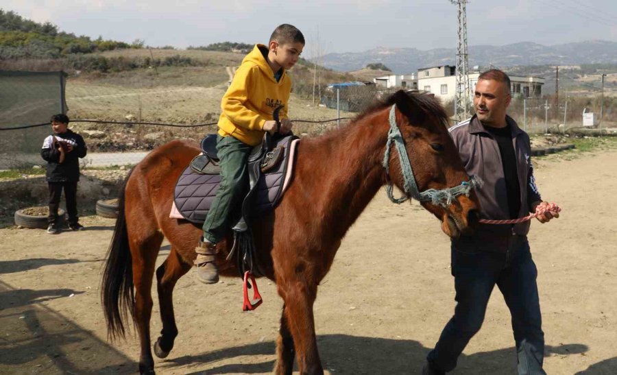 Afetzede Çocuklar Atlarla Depremi Unutmaya Çalışıyor