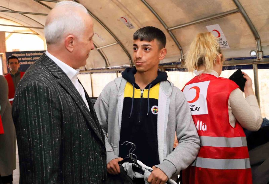 Akdeniz Belediyesi Depremzedeler İçin Giysi Market Açtı