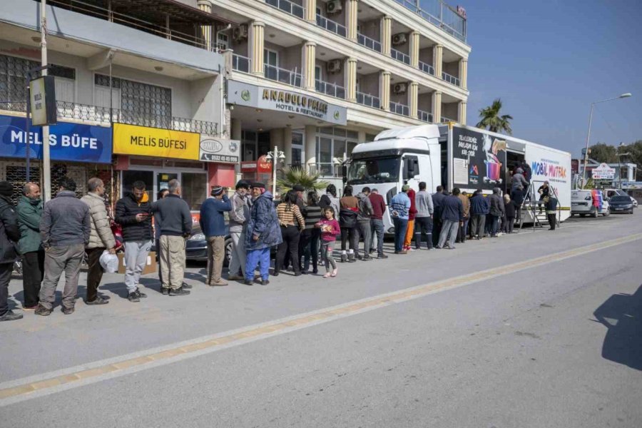 Mobil Mutfak Tırında Tencereler Depremzedeler İçin Kaynıyor