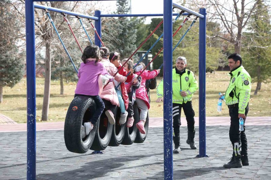 Depremzede Çocuklar Mega İle Tanıştı