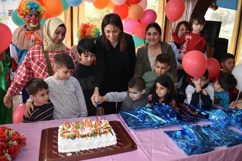 Mersin’de Depremzede Çocuklara Doğum Günü Sürprizi