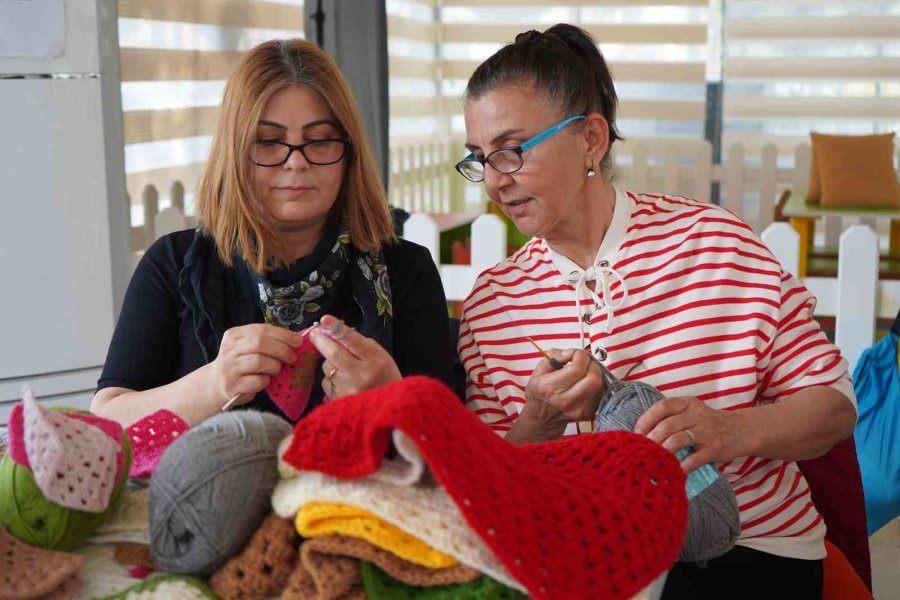 Tarsuslu Kadınlar Depremzedeler İçin Örüyor