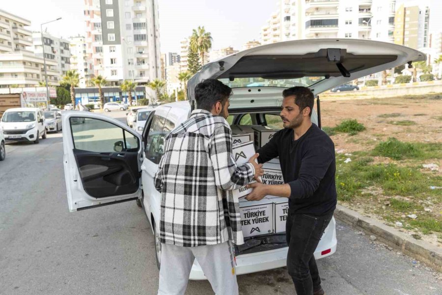 Sanatçılar Da Depremzede Çalışmalarına Gönüllü Oldu