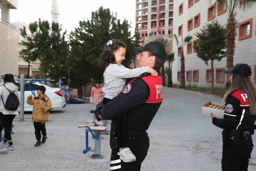 Mersin Polisi, Depremzedelerin Yanında