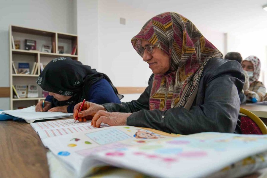 Tarsus’ta Okuma-yazma Kursları Sürüyor