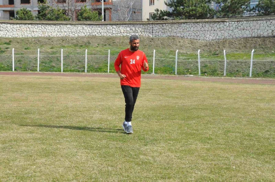 Depremzede Kaleciye Eski Takımı Sahip Çıktı