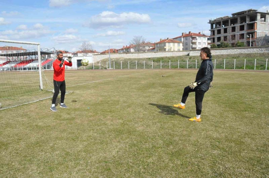 Depremzede Kaleciye Eski Takımı Sahip Çıktı