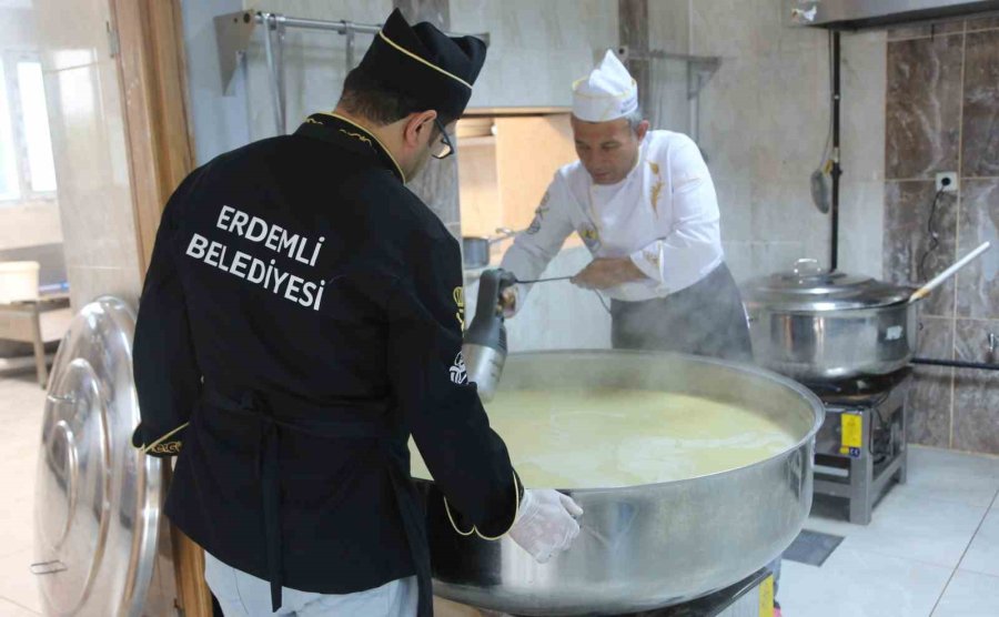 Her Gün 10 Bin Depremzedeye Sıcak Yemek