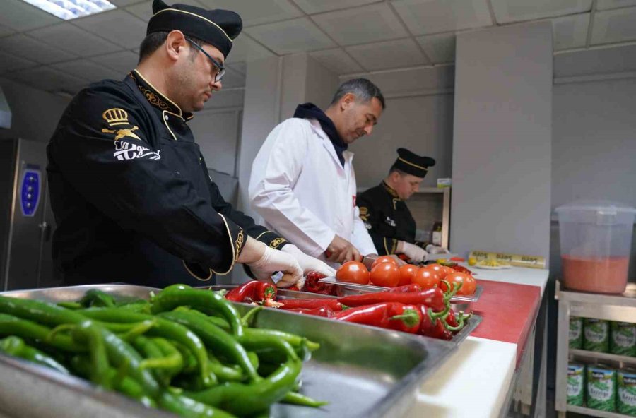 Her Gün 10 Bin Depremzedeye Sıcak Yemek