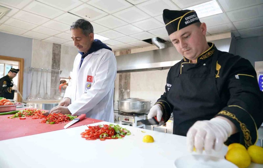 Her Gün 10 Bin Depremzedeye Sıcak Yemek