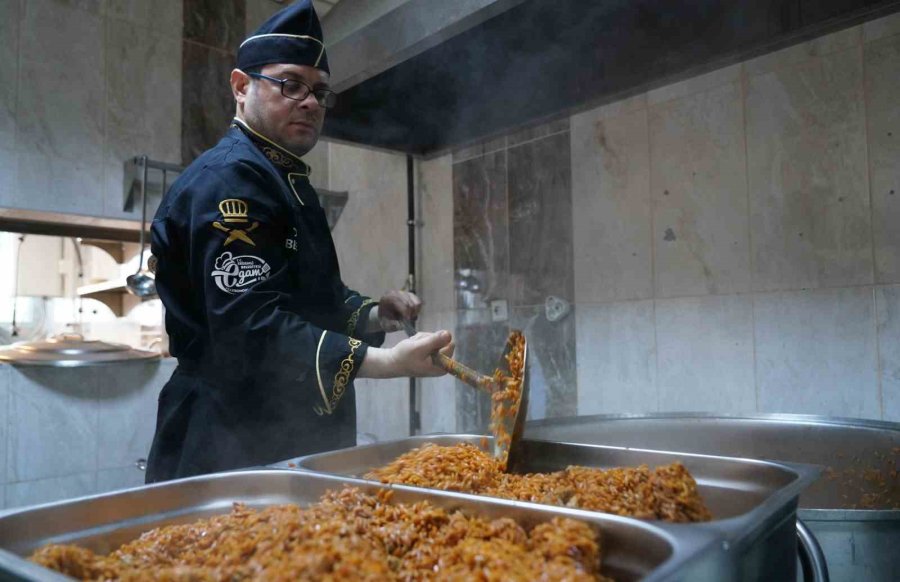 Her Gün 10 Bin Depremzedeye Sıcak Yemek