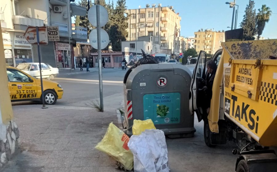 Akdeniz Belediyesi Günde 400 Ton Çöp Topluyor