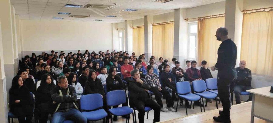 Mersin’deki Okullarda Terör Konusundaki Bilgilendirme Çalışmaları Sürüyor