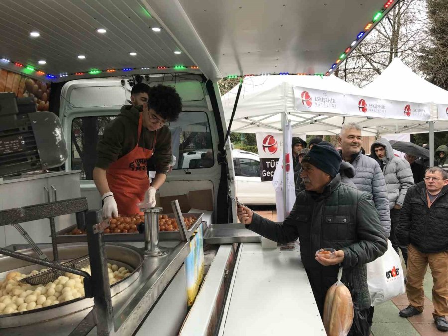 Eskişehir Valiliği Afetzedeler İçin Lokma Dağıttı