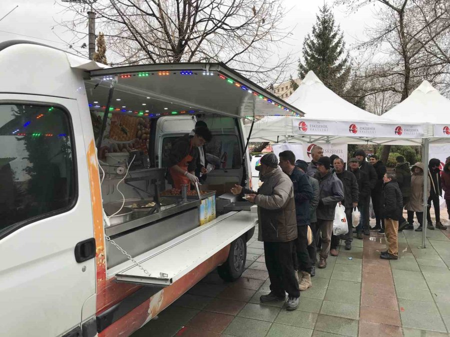 Eskişehir Valiliği Afetzedeler İçin Lokma Dağıttı