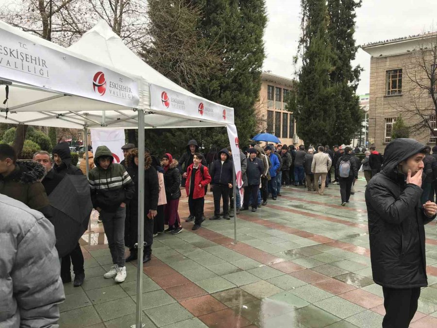 Eskişehir Valiliği Afetzedeler İçin Lokma Dağıttı