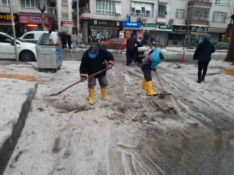 Toroslar Belediyesi Ekipleri Sağanak Yağış Teyakkuzunda