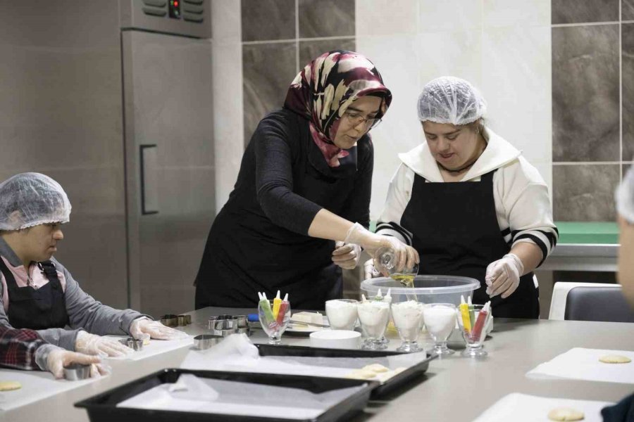 Özel Çocuklardan Depremzede Vatandaşlara +1 Yazılı Kurabiye