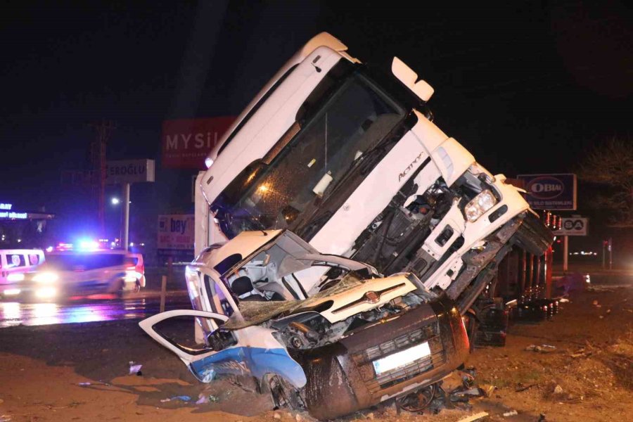 Kırmızı Işıkta Geçen Tırın Hafif Ticari Araca Vurma Anı Güvenlik Kamerasında