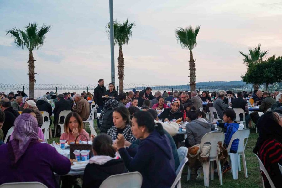 Depremzede Vatandaşlar Kızkalesi’nde İftar Sofrasında Buluştu