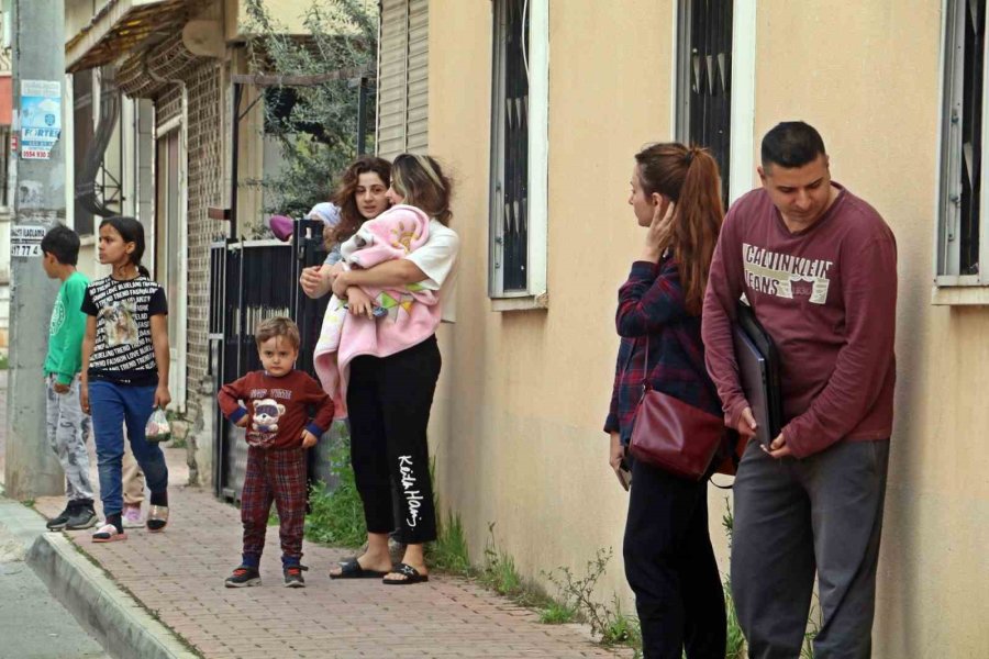 Yanan Dairede Mahsur Kalan Kedi, İtfaiye Ekiplerince Kurtarıldı