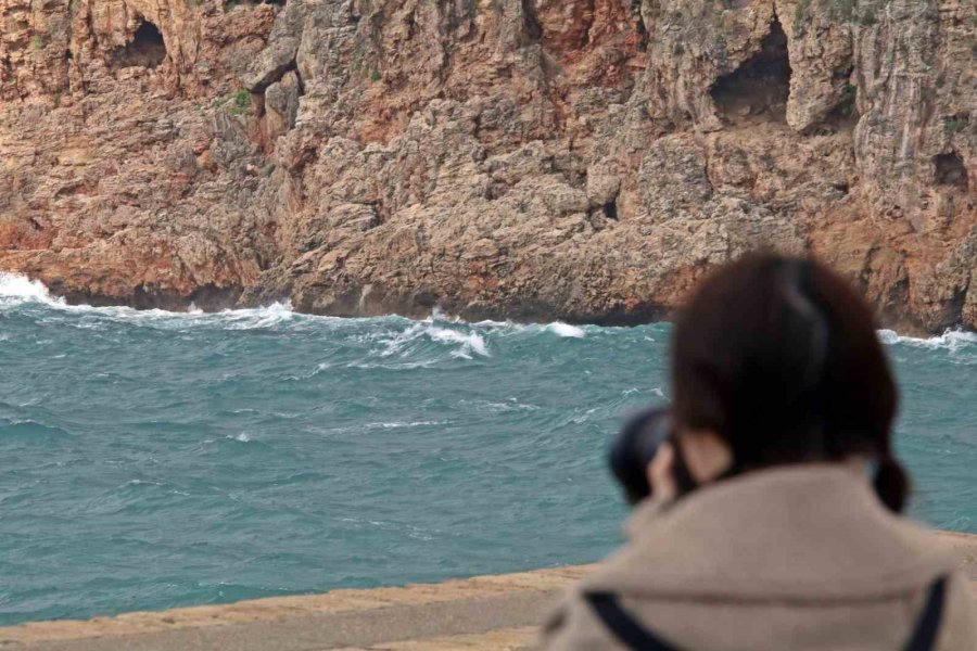 Şiddetli Rüzgarla Oluşan Dalgalar Falezleri Dövdü, Sahili Beyaza Bürüdü