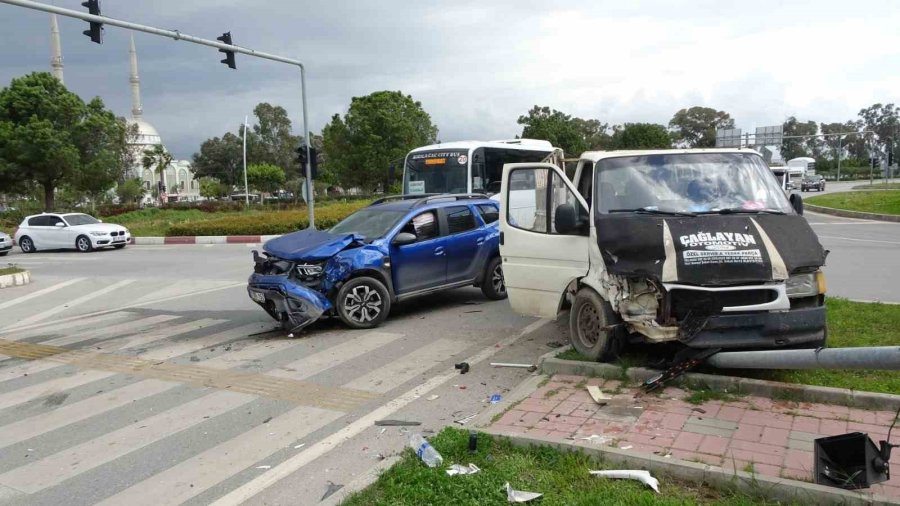 Kamyonet Otomobille Çarpıştı: 1 Yaralı