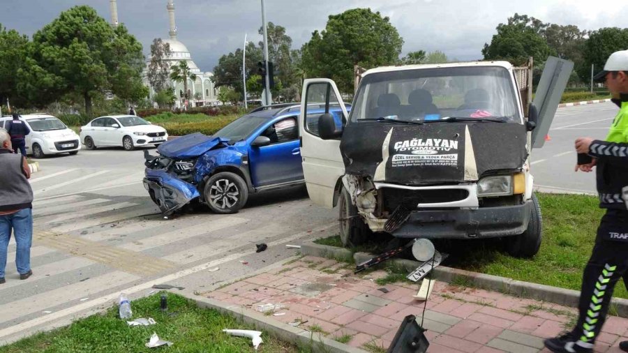 Kamyonet Otomobille Çarpıştı: 1 Yaralı