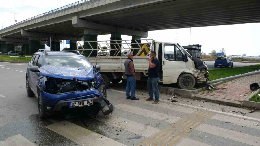 Kamyonet Otomobille Çarpıştı: 1 Yaralı