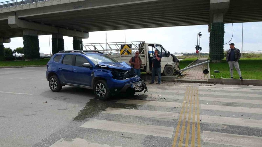 Kamyonet Otomobille Çarpıştı: 1 Yaralı