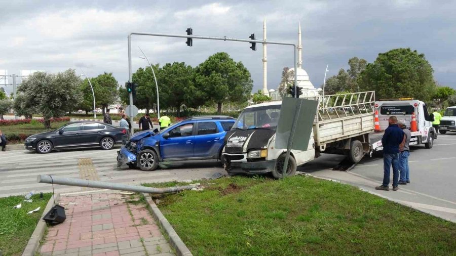 Kamyonet Otomobille Çarpıştı: 1 Yaralı