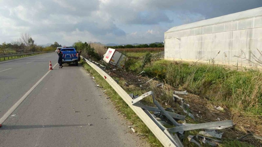 Zincir Markete Ait Tır Bariyerleri Aşıp Devrildi