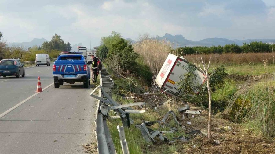 Zincir Markete Ait Tır Bariyerleri Aşıp Devrildi