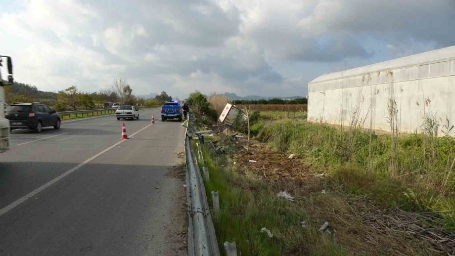 Zincir Markete Ait Tır Bariyerleri Aşıp Devrildi