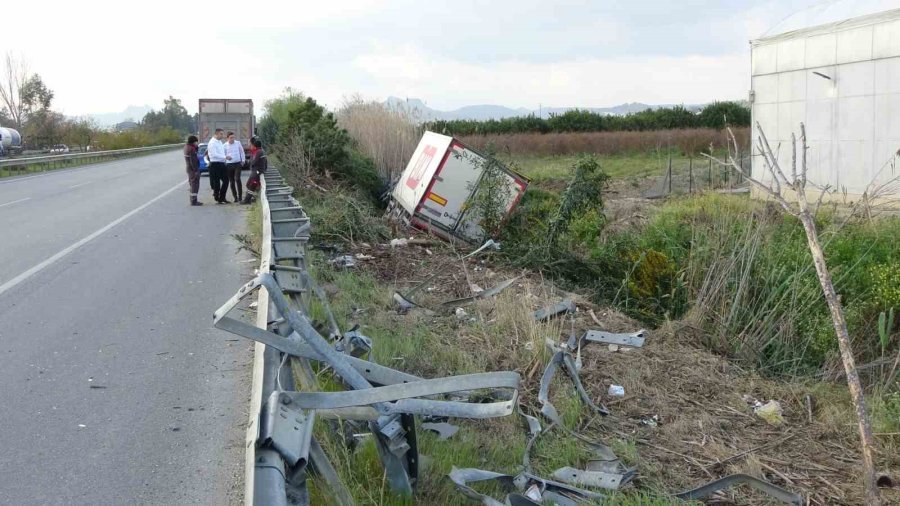 Zincir Markete Ait Tır Bariyerleri Aşıp Devrildi