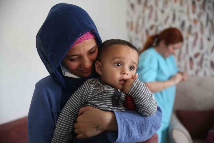 Depremzede Aile 50 Gün Sonra Bebeklerine Kavuştu