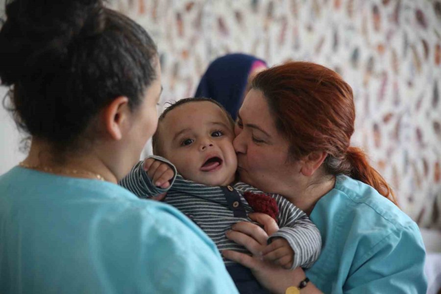 Depremzede Aile 50 Gün Sonra Bebeklerine Kavuştu