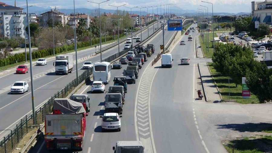 Antalya’da Safaricilerden Tüvtürk Önünde ’vize’ Eylemi