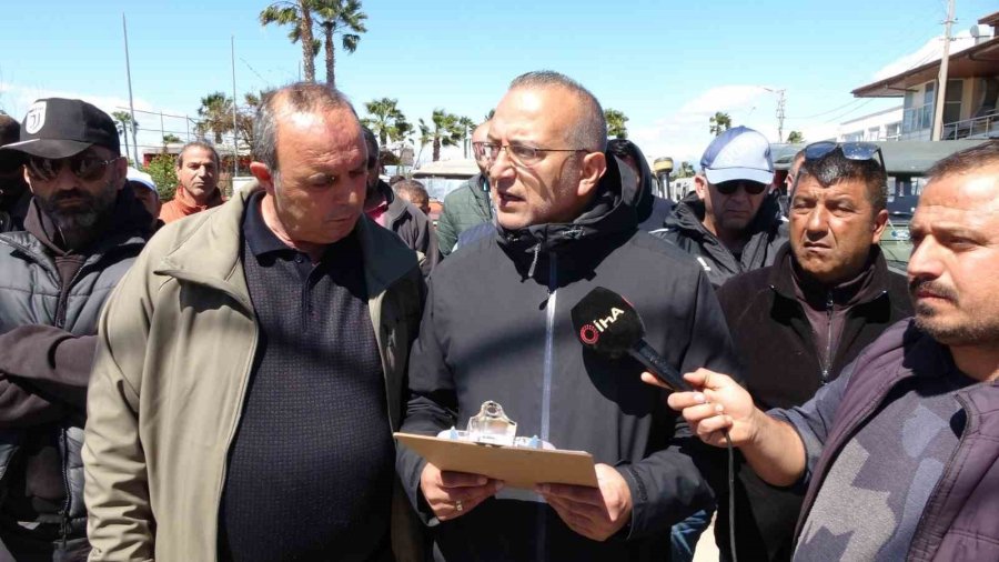 Antalya’da Safaricilerden Tüvtürk Önünde ’vize’ Eylemi