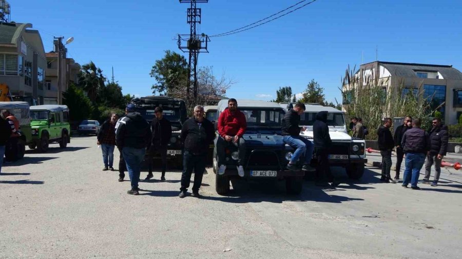 Antalya’da Safaricilerden Tüvtürk Önünde ’vize’ Eylemi