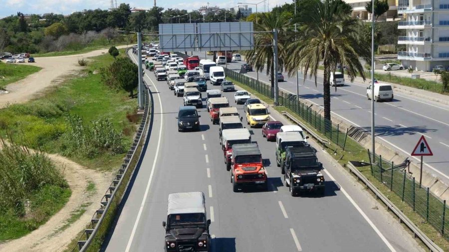 Antalya’da Safaricilerden Tüvtürk Önünde ’vize’ Eylemi