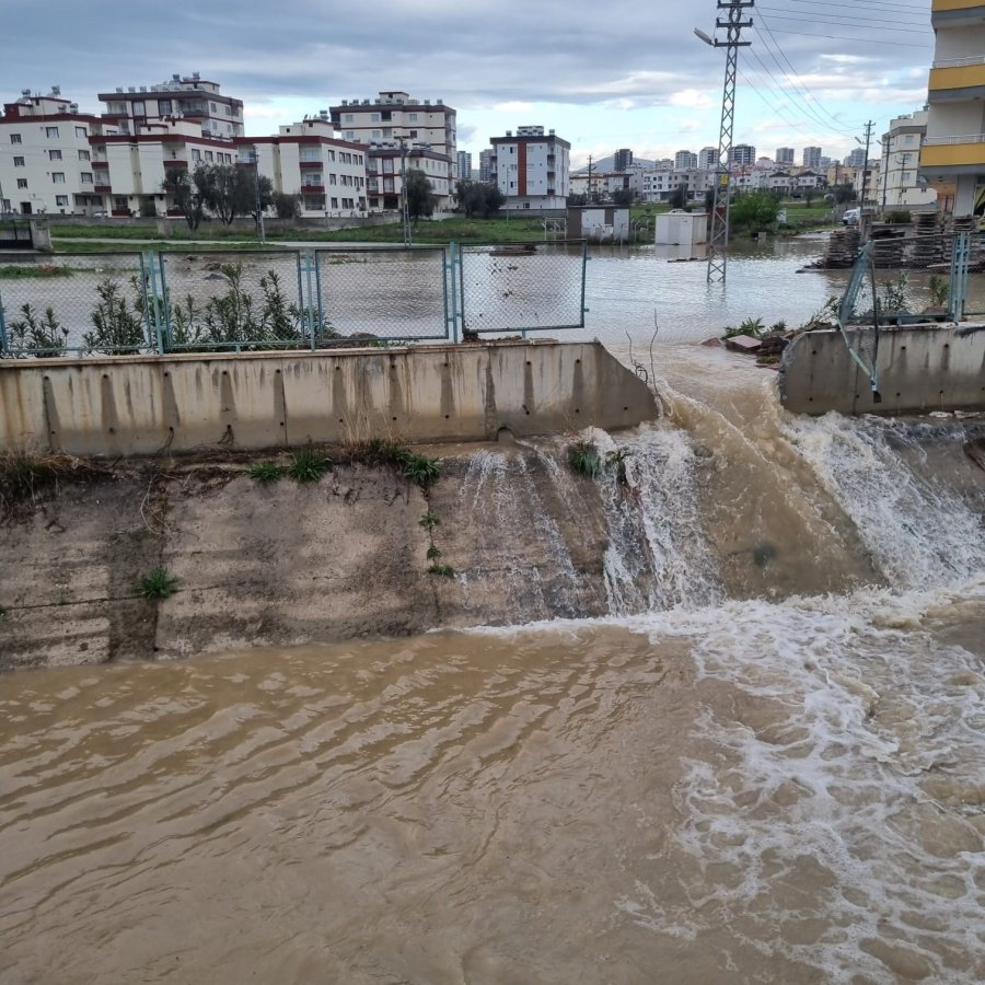 Patlayan Boru Mahalleyi Sular Altında Bıraktı, Kanalın Da İhata Duvarını Yıktı