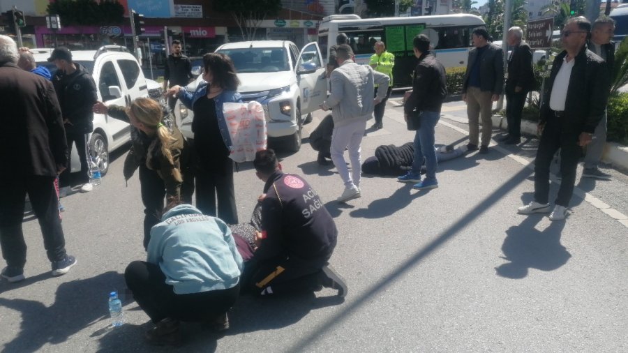 Antalya’da Kamyonetin Çarptığı Anne Ve Oğlu Yaralandı