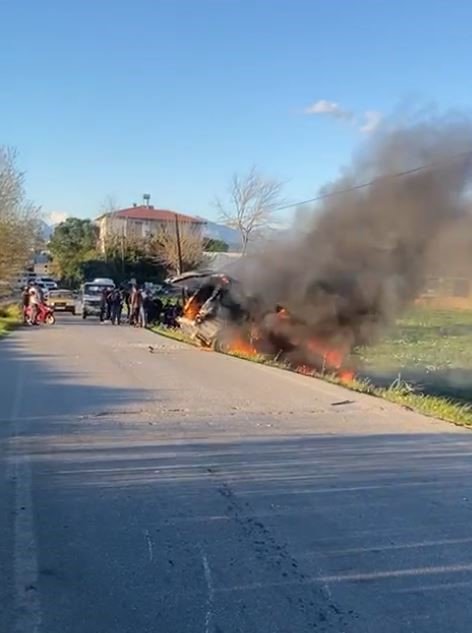 Trafik Kazası Sonrası Otomobil Alev Alev Yandı: 4 Yaralı