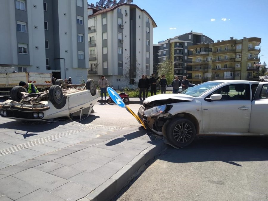 Kavşakta İki Otomobil Çarpıştı: Baba Ve Oğlu Yaralandı