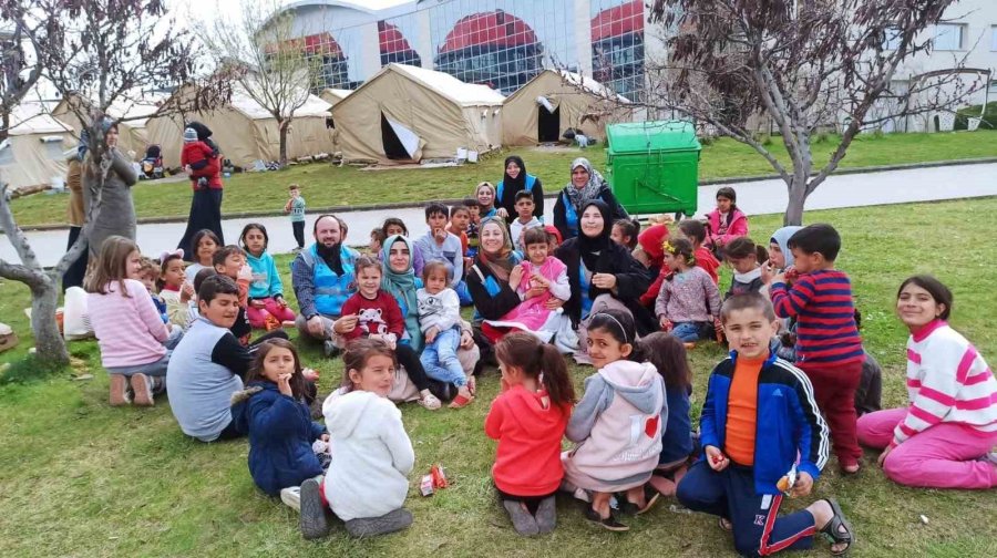 Müftülük Personeli Depremzede Çocuklara Manevi Danışmanlık Yapıyor