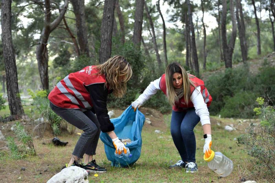 Sıfır Atık Günü’nde Ormanı Temizlediler