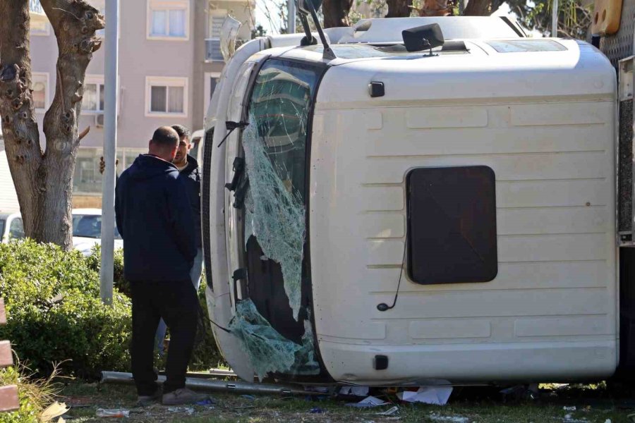 Sebze Ve Meyve Yüklü Tır Devrildi, Malzemeler Yola Saçıldı